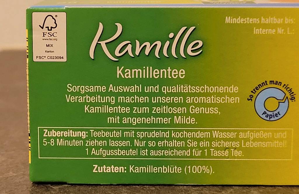 Nahaufnahme der Verpackung des getesteten Kamillentees mit Zubereitungsanweisung darauf.