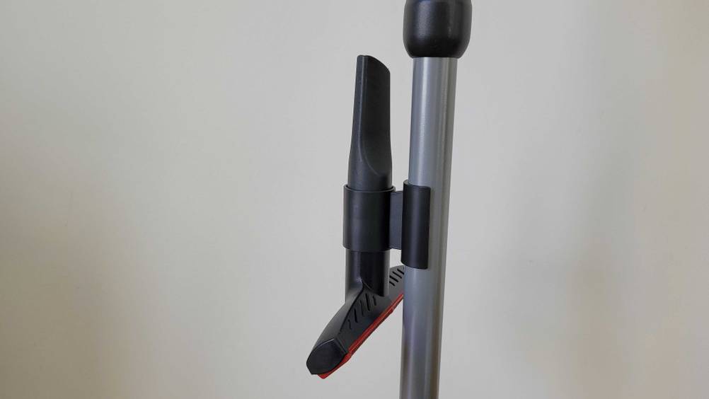 Im Test: Eine Zubehörbürte am Saugrohr eines Siemens-Staubsaugers.