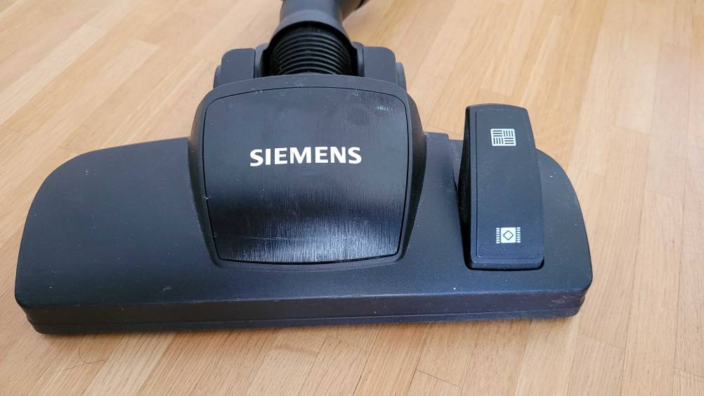 Die Saugbürste eines getesteten Siemens-Staubsaugers in Nahaufnahme auf einem Holzboden.