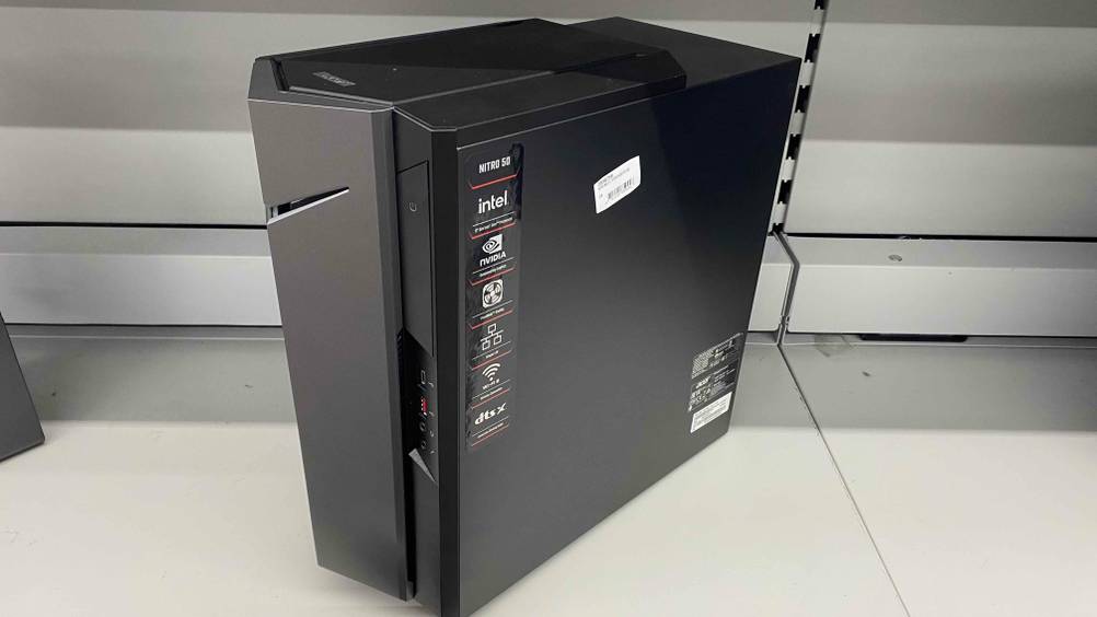 Im Test: Ein Gaming-PC von schräg vorne auf einer hellen Fläche stehend.