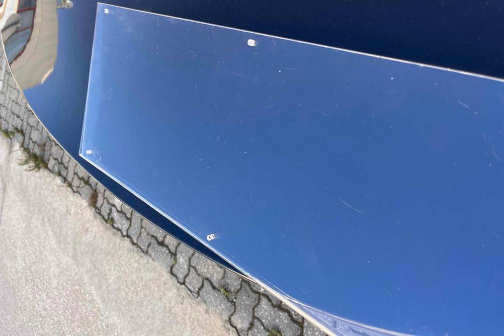 Getestete Acrylglasscheibe liegt auf einem Tisch