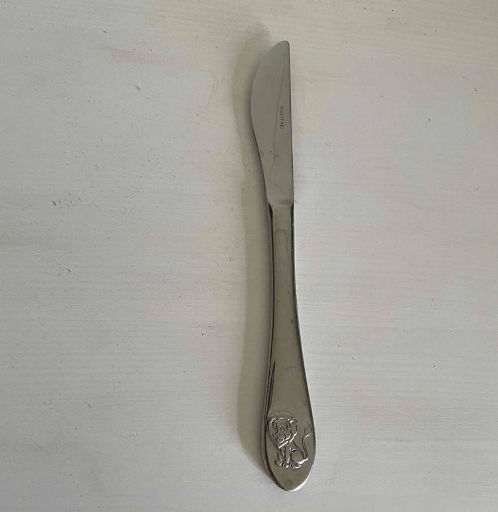Kinderbesteck im Test: ein Messer liegend auf einer weißen Fläche.