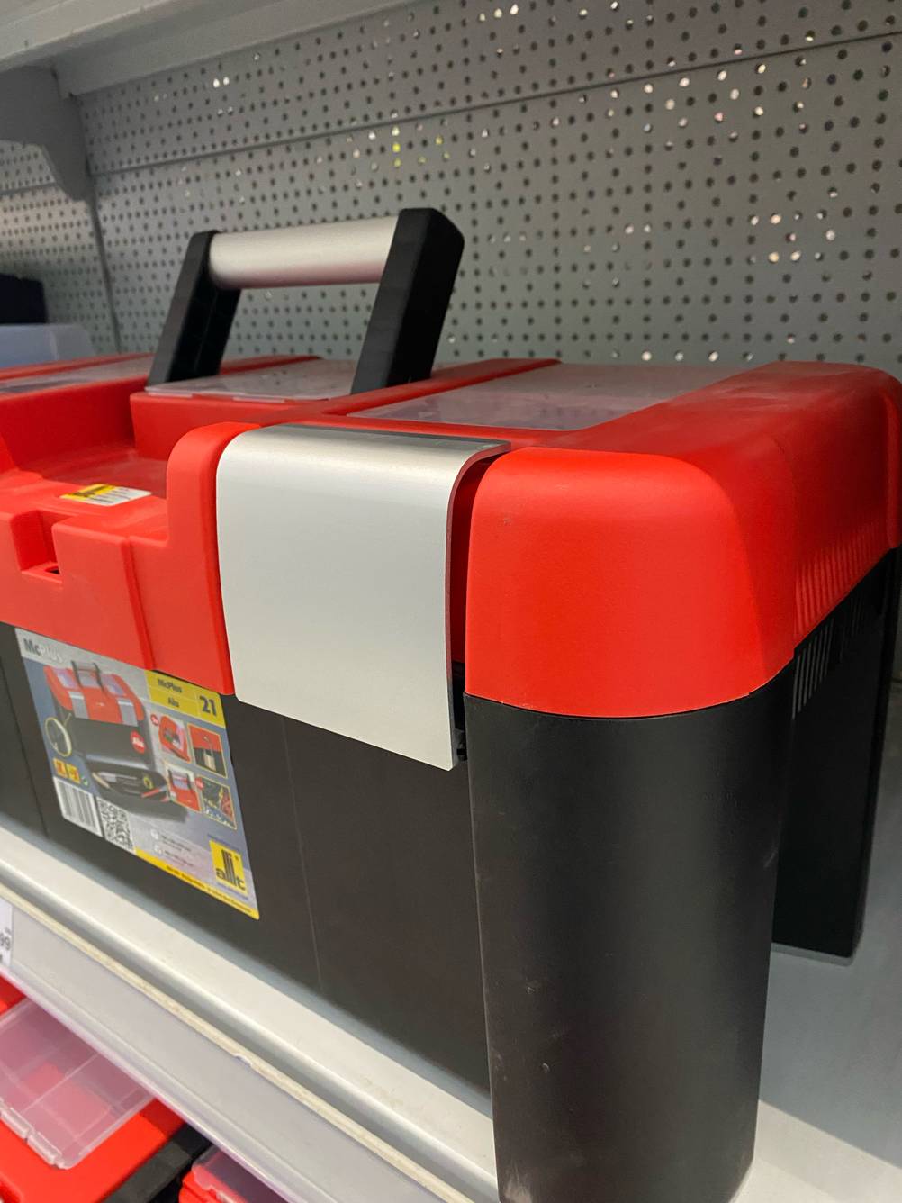 Im Test: Ein Werkzeugkoffer von schräg vorne im Regal stehend.