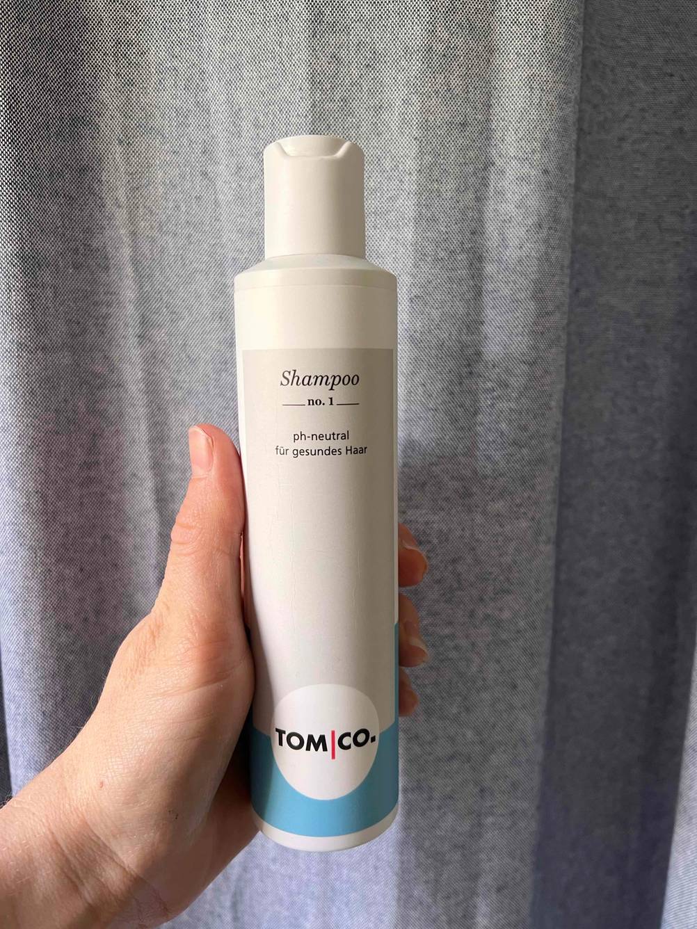 Feuchtigkeitsshampoo-Test: eine Flasche Feuchtigkeitsshampoo wird in der Hand gehalten.