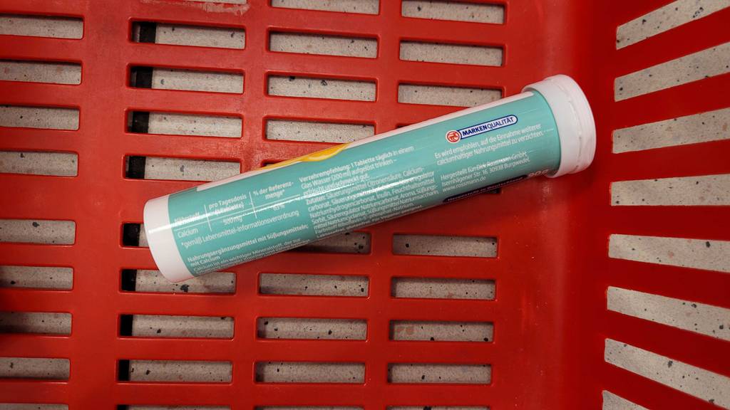 Getestet: eine Packung Calcium-Brausetabletten liegt in einem roten Korb.