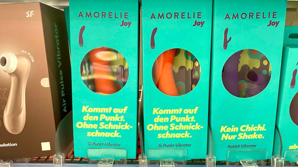 Vibrator im Test: mehrere Vibratoren nebeneinander in einem Regal platziert.