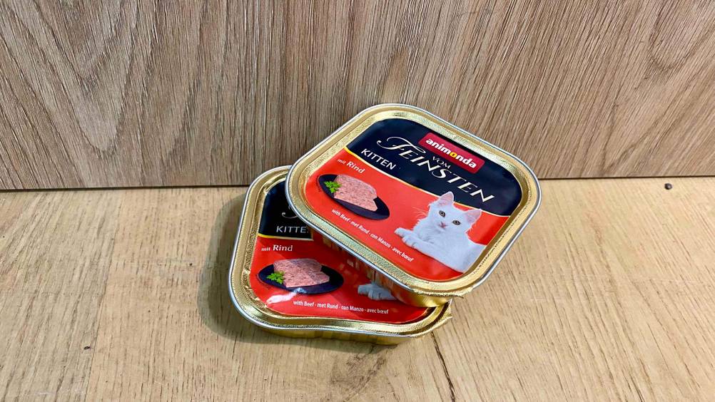 Kitten-Katzenfutter im Test: zwei Packungen Kitten-Katzenfutter übereinander gestapelt.