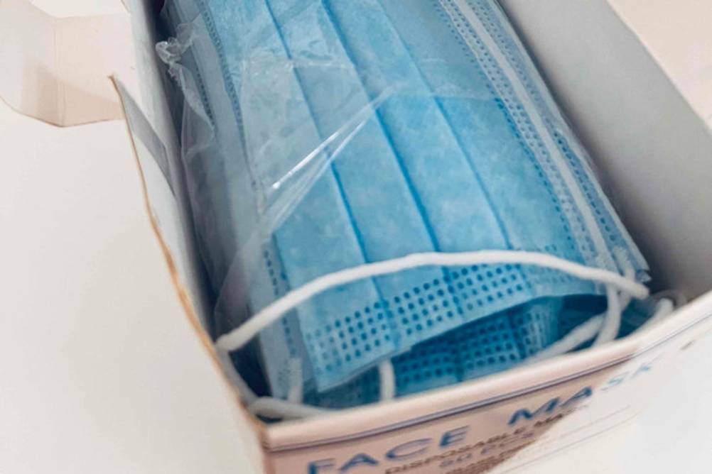 Mehrere getestete Atemschutzmasken liegen Verpackt in einer Box
