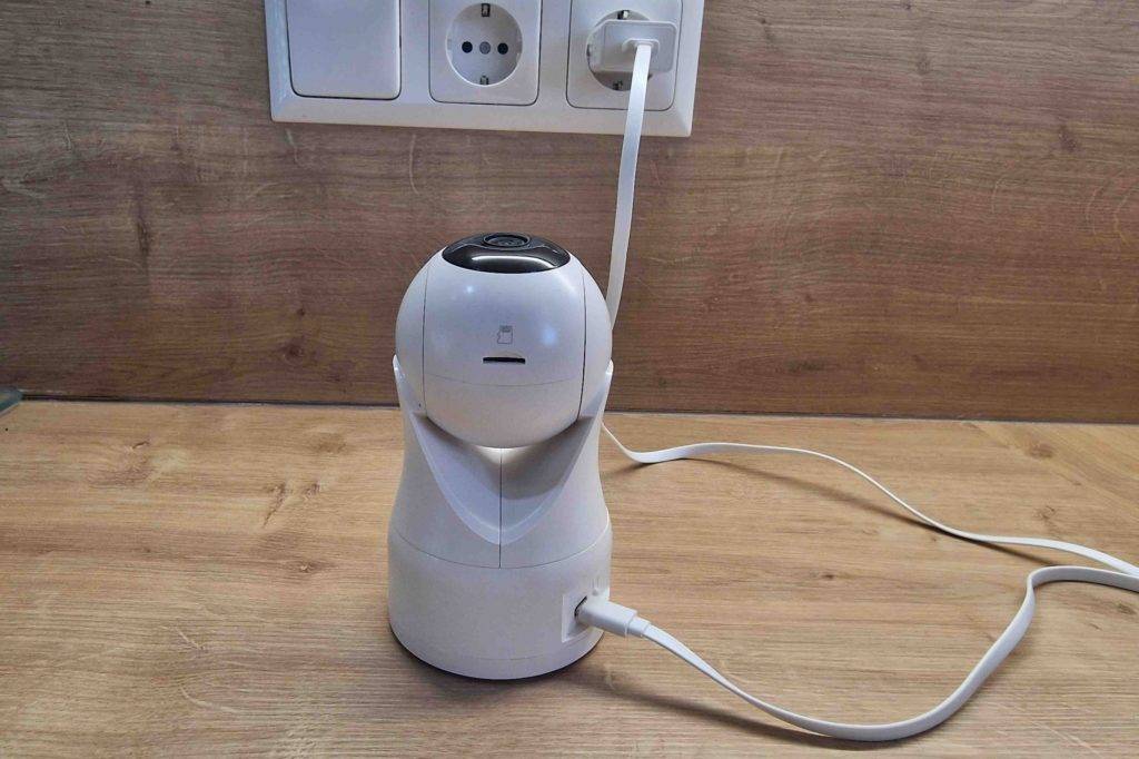 Netzteil vom Babyphone mit Kamera ist in Steckdose angeschlossen.