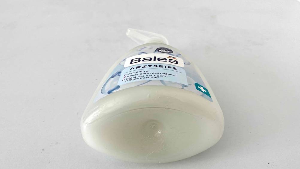 Arztseife im Test: Arztseife von Balea liegend auf einer weißen Fläche.