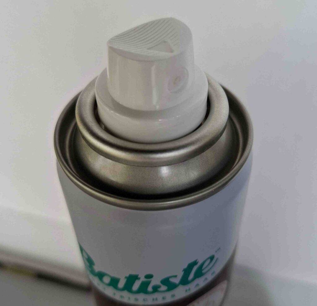 Batiste-Trockenshampo im Test: Ansicht der Spraydose mit Sprühkopf.