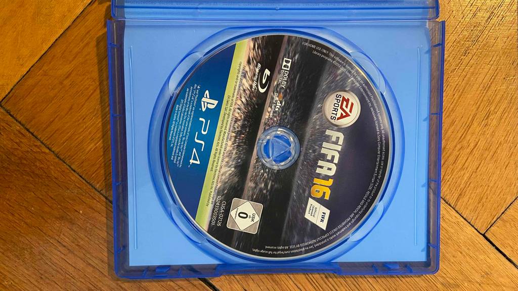 PS4-Spiele im Test: ein geöffnete Packung mit Fifa16 PS4-Spiel als CD darin.