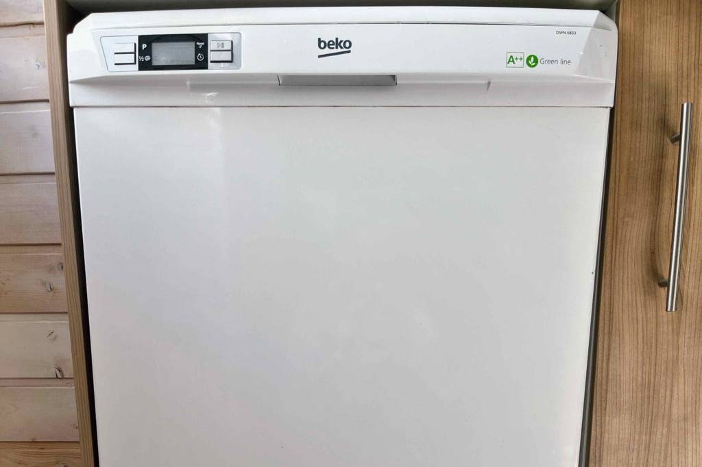 Beko-Geschirrspüler getestet: Geschlossener Geschirrspüler in Küche
