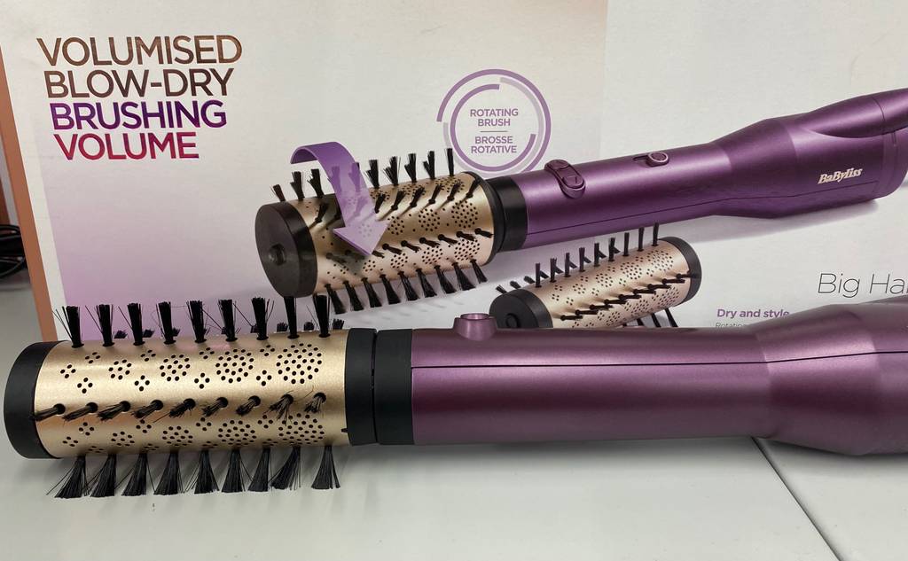 BaByliss-Warmluftbürste im Test: Eine Bürste liegt vor ihrer Originalverpackung auf hellem Untergrund