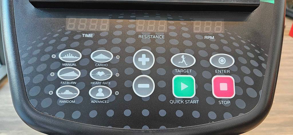 Die Bedienelemente eines Crosstrainers im Test.