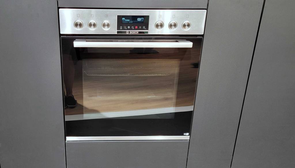 Einbau-Herd-Set-Test: Backofen mit geschlossener Fronttür in Küchenzeile integriert.