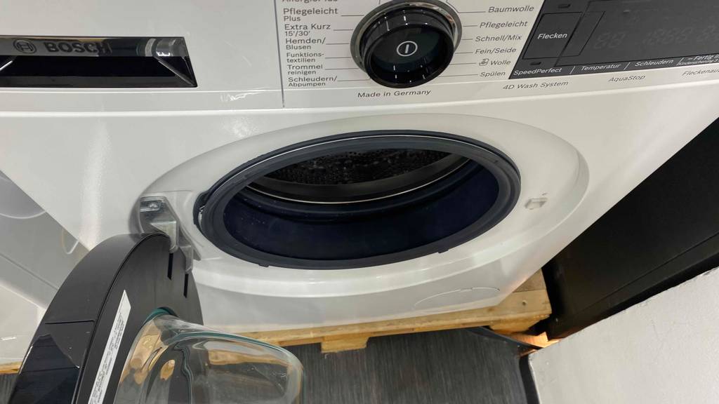 Getestete Waschmaschine von Bosch auf Holzpalette