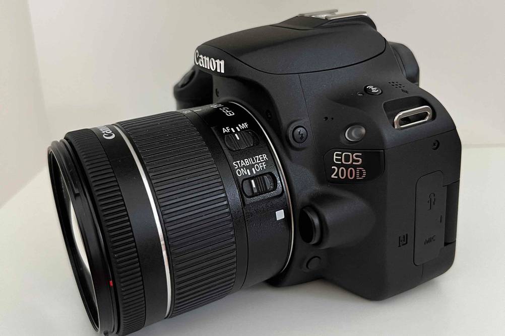 Canon-Systemkamera im Test: Die Kamera von schräg seitlich in einem hellen Regal