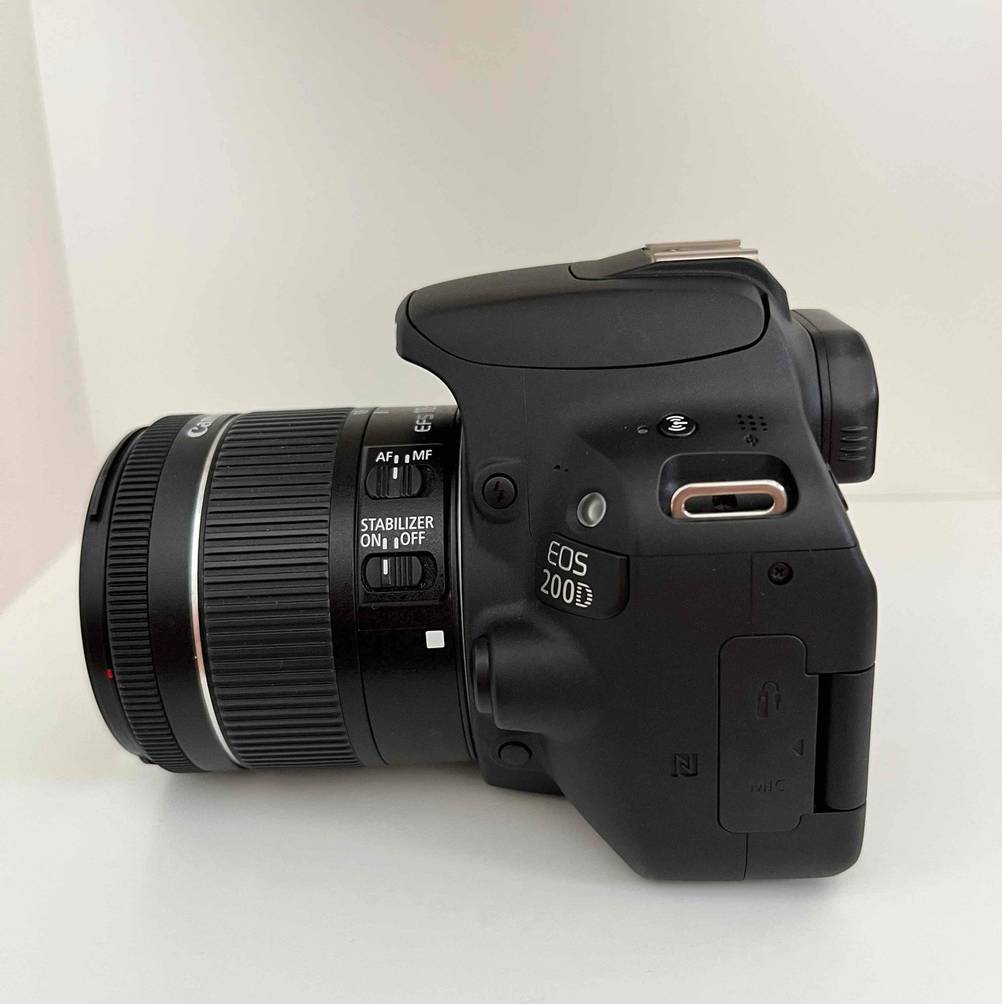 Canon-Systemkamera getestet: eine Canon-Systemkamera auf einer weißen Fläche platziert.
