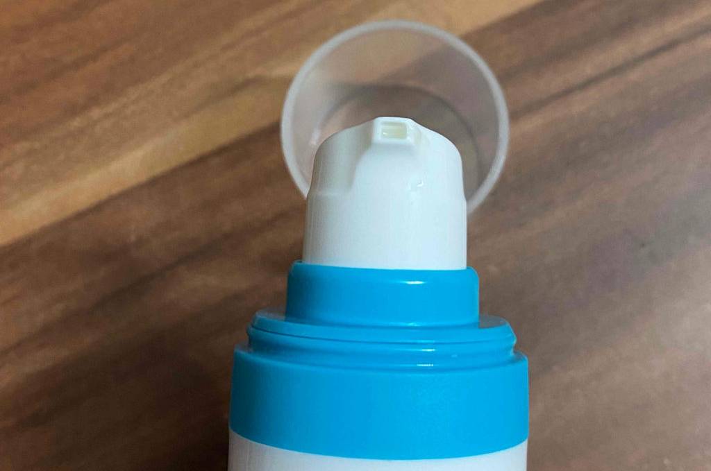 Im Test: Der Spenderkopf auf dem Deckel liegend eines Retinol-Serums.
