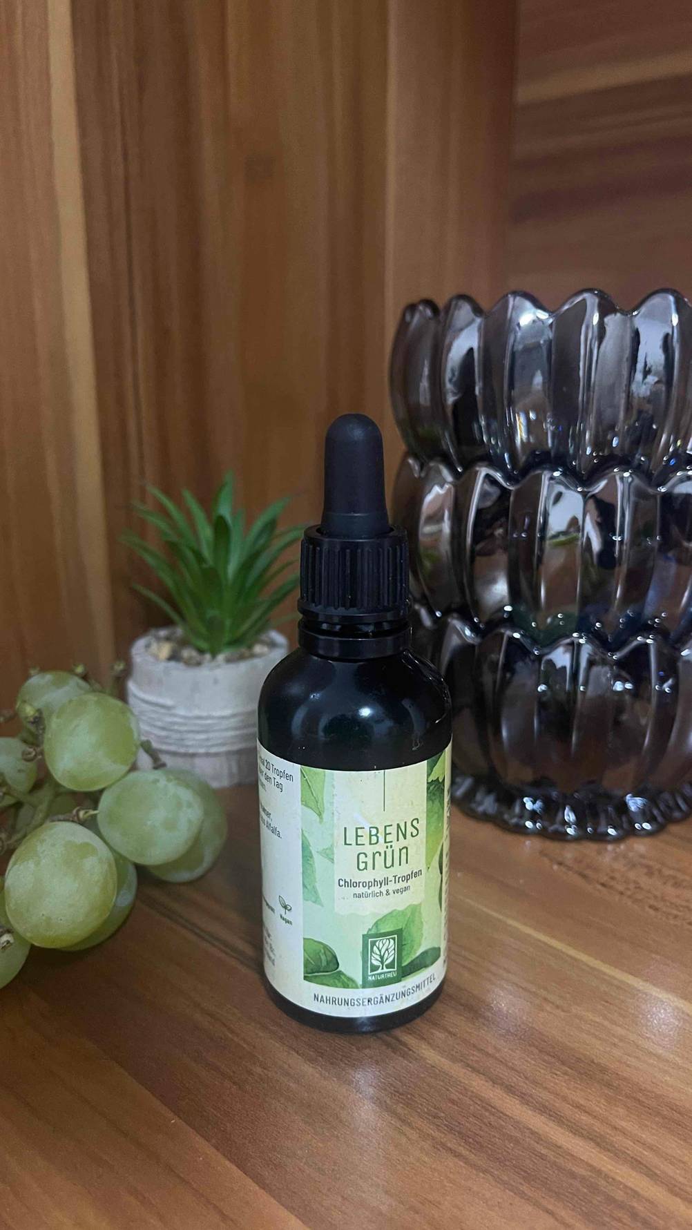 Die getesteten Chlorophyll-Tropfen, die vegan und natürlich sind, stehen auf einer Fläche.
