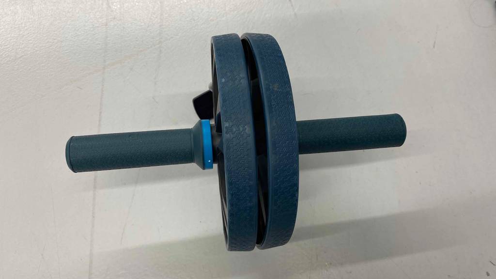 Bauchroller auf dem Boden gelegt.