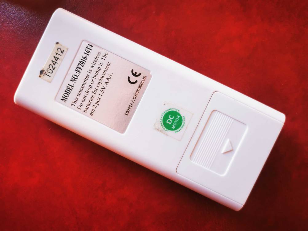 Deckenventilator mit Lampe getestet: Die Rückseite der Fernbedienung, welche batteriebetrieben ist.