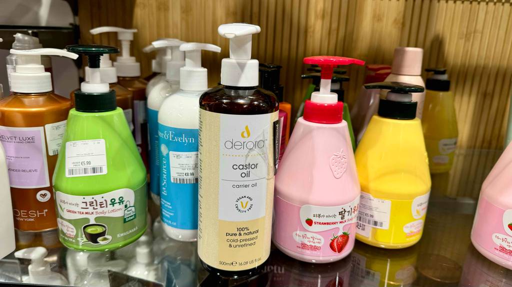 Das getestete Rizinusöl steht neben anderen Produkten auf einer Glasfläche.