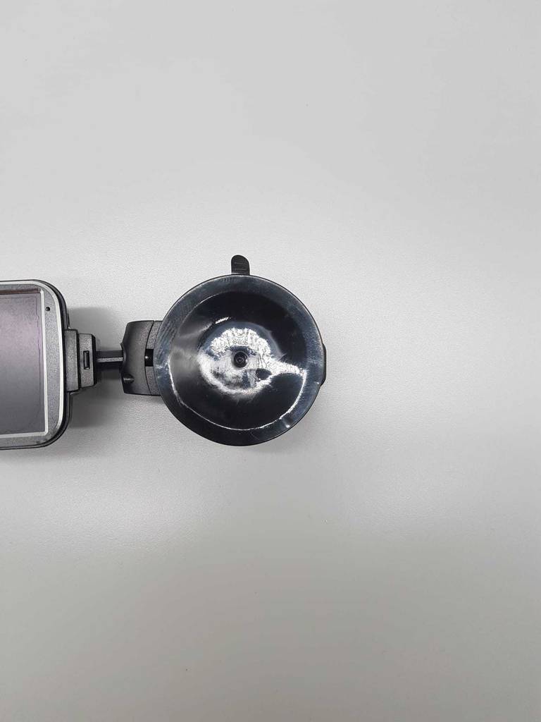 Dashcam-Test: Die Halterung einer Dashcam von oben ersichtlich.