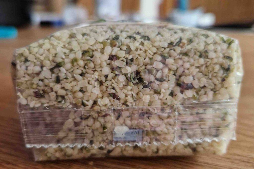 Hanfsamen-Test: Verpackung liegend von unten mit Hanfsamen darin.