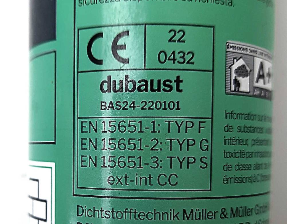 Nahfuanhme der Verpackung des getesteten weißen Silikons mit verschiedenen Bezeichnungen.