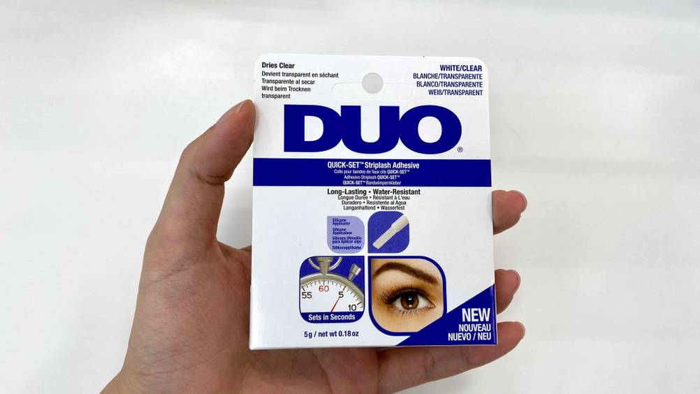 Wimpernkleber getestet: Verpackung von tranparentem DUO Wimpernkleber wird in der Hand gehalten.