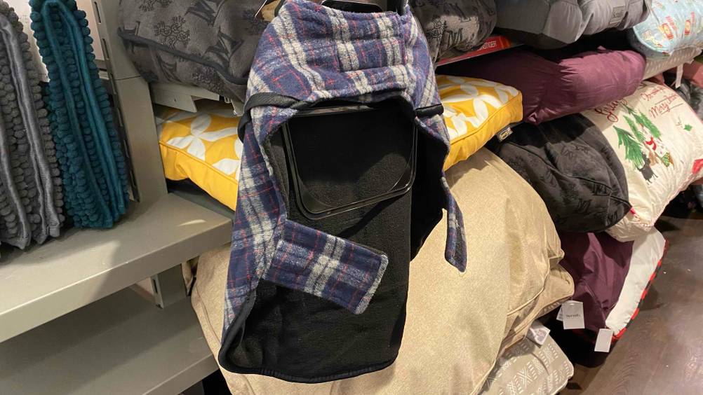 Hundemantel getestet: ein geöffneter Hundemantel von unten ersichtlich.