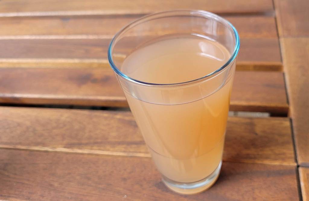 rhabarbersaft in einem Glas.
