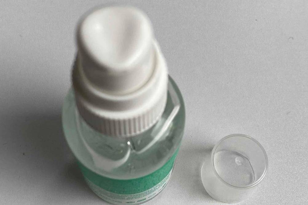 Geöffnetes Hyaluron-Serum von oben mit Deckel daneben.