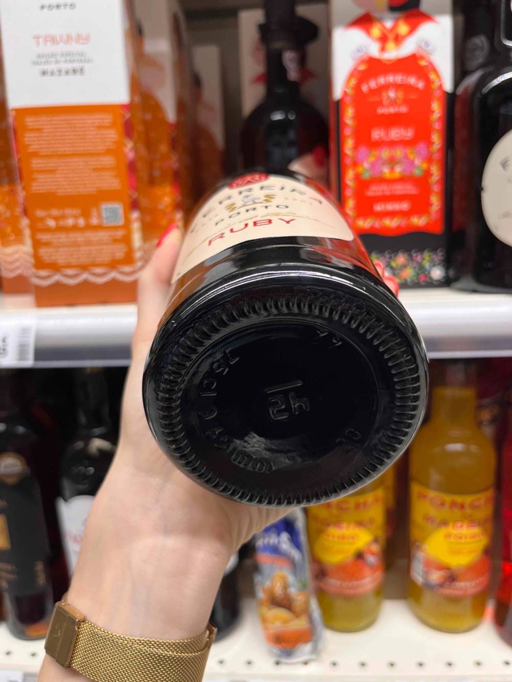 Im Test: Nahaufnahme des Bodens einer Flasche Portweines.