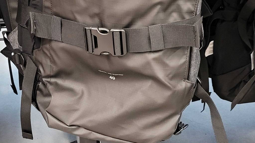 Rucksack-40-Liter im Test: Die Schnalle des Rucksacks in Nahaufnahme.
