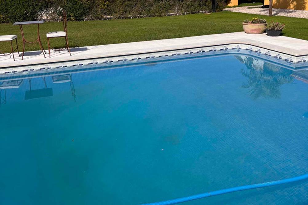 Gartenpool getestet: Ein Teil eines Pools im Hintergrund Häuser.