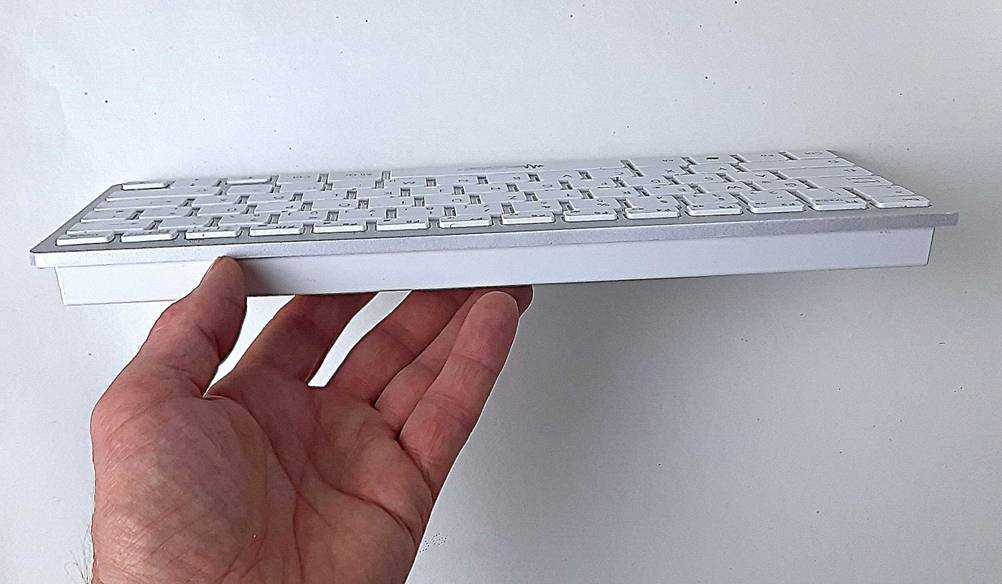 Untere Seite der Aluminium-Tastatur wird in die Kamera gehalten.