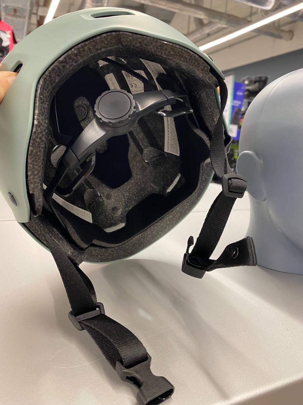 Das Verstellrädchen des getesteten Halbschalenhelms im Fokus.