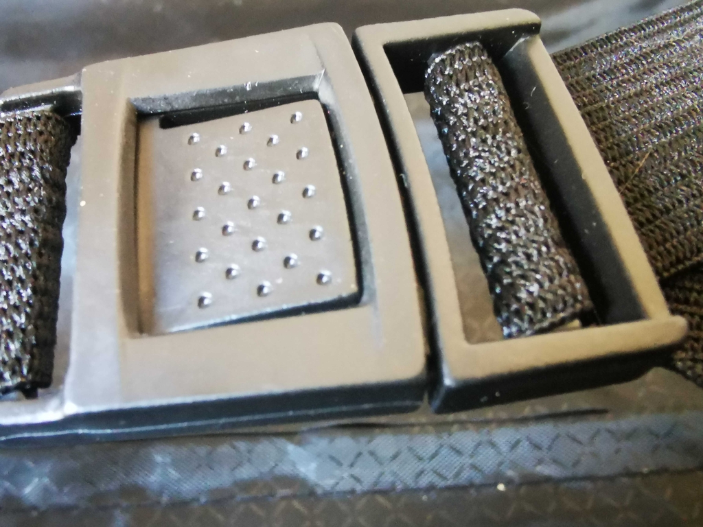 Der getestete Handgepäck-Koffer zeigt im Detail die Schnalle der Innengurte.