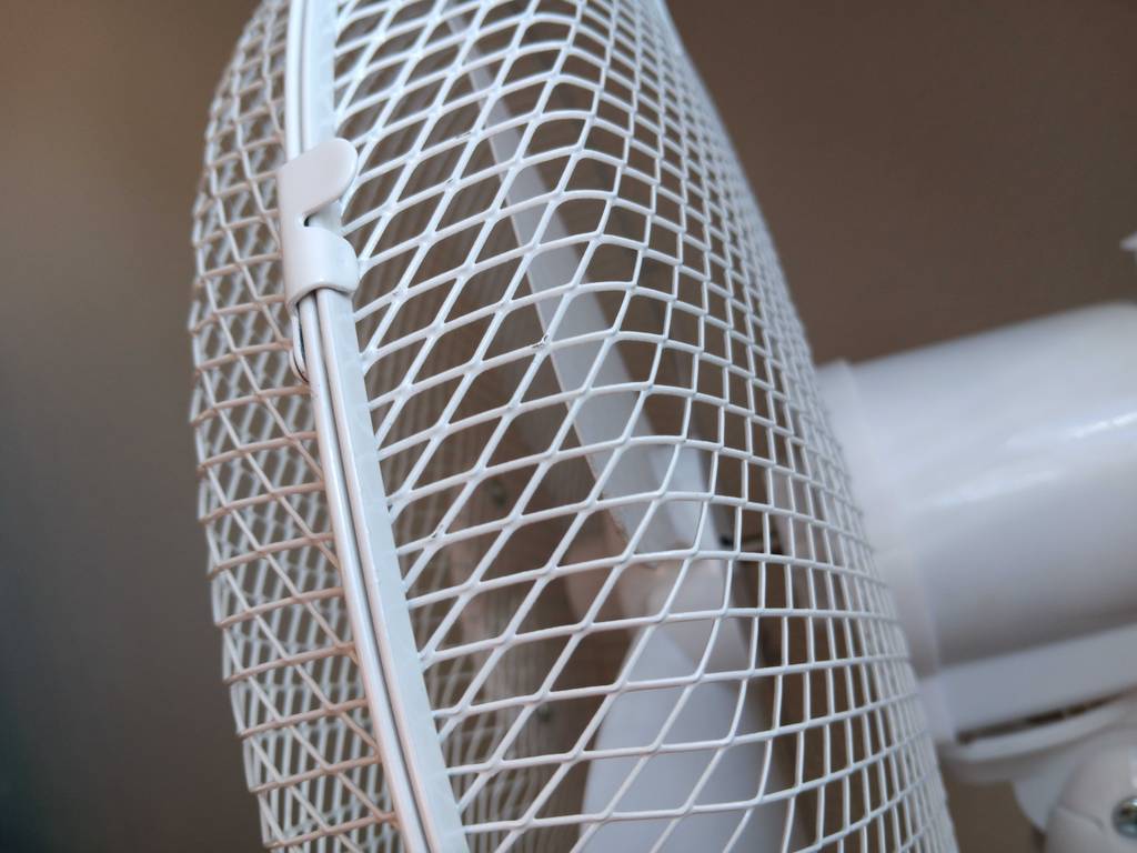 Ventilator getestet: Detailaufnahme Gitter um die Lüfterflügel.