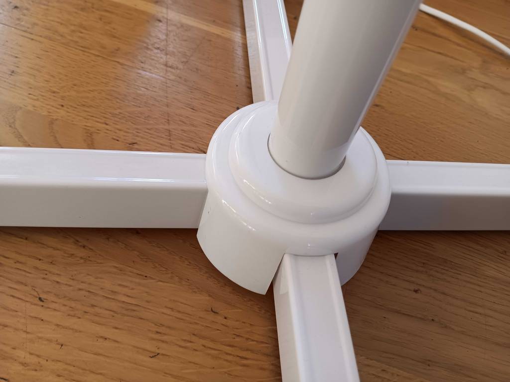 Im Test: Detailaufnahme des Standfußes eines Ventilators im Test.
