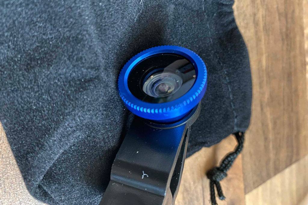 Fisheye Objektiv im Test: Ein Objektiv auf einem dunklen Beutel