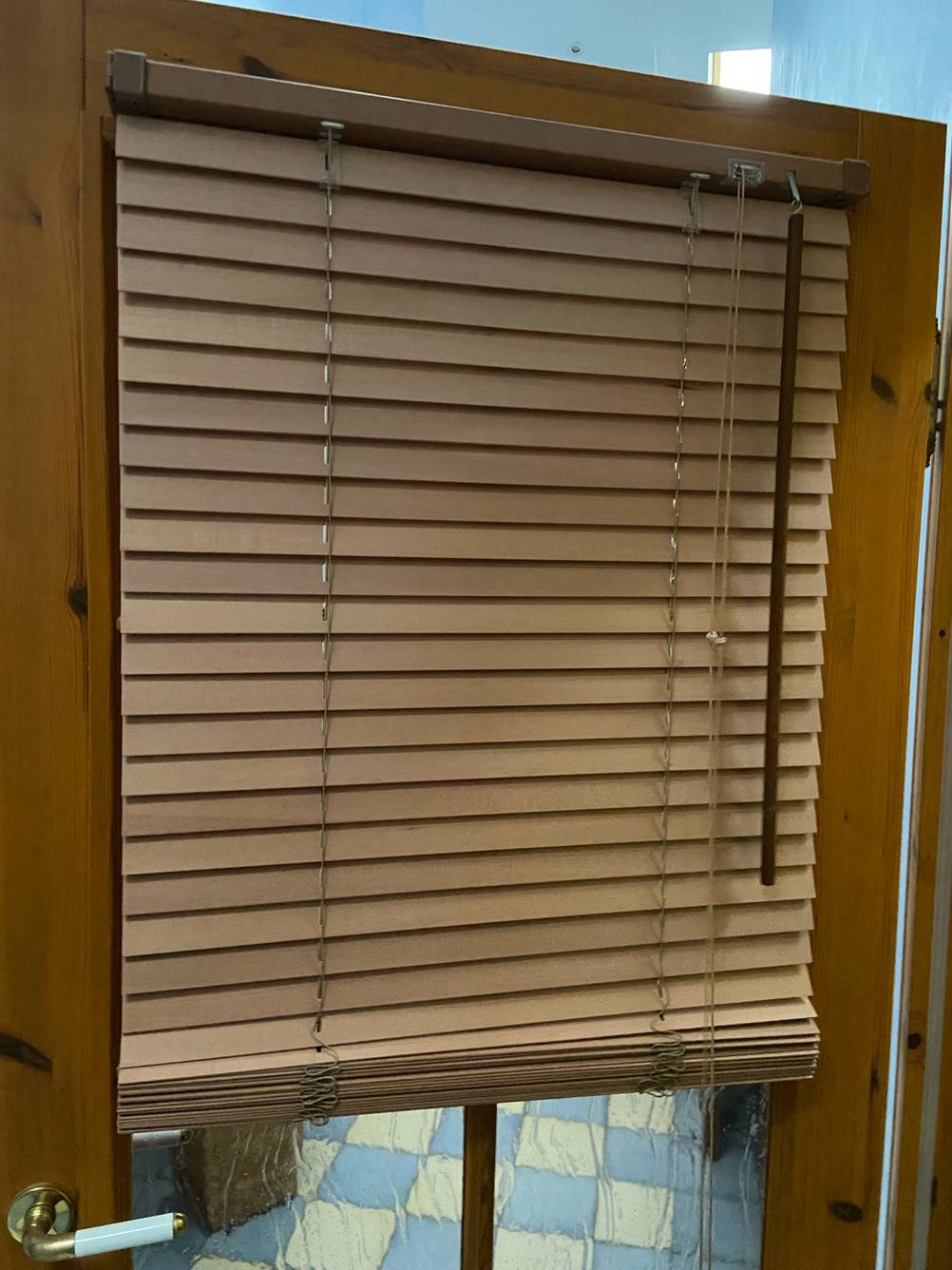 Die getesteten Holzjalousien sind an einem Fenster montiert und befinden sich im geschlossenen Zustand.