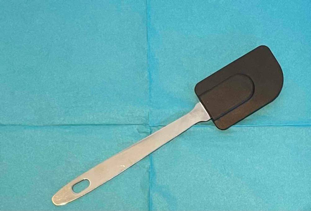 Teigschaber-Test: Teigschaber mit Metallgriff liegt auf einer blauen Serviette.