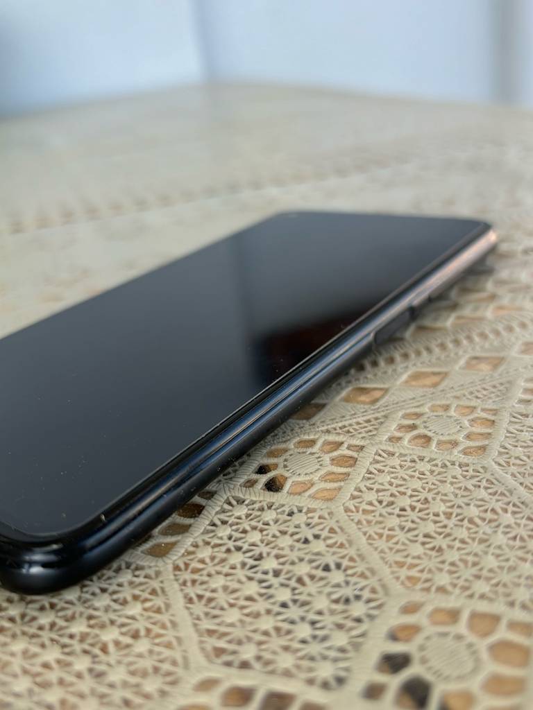 Smartphone mit großem Display im Test: der Rahmen eines Smartphones im Fokus.