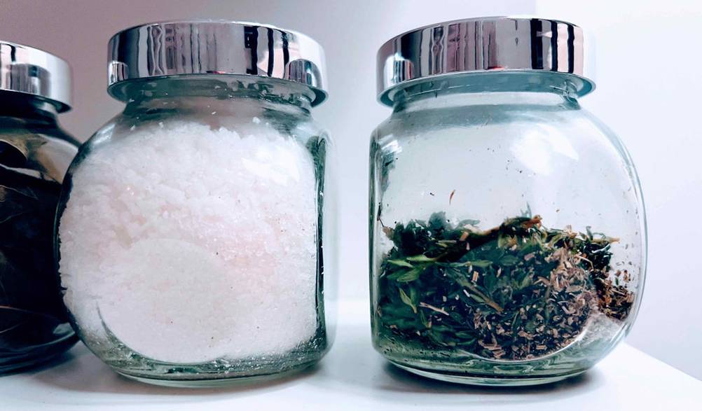 Gewürzgläser-Test: zwei durchsichtige Gewürzgläser mit silbernen Deckel mit Salz und Kräutern darin.
