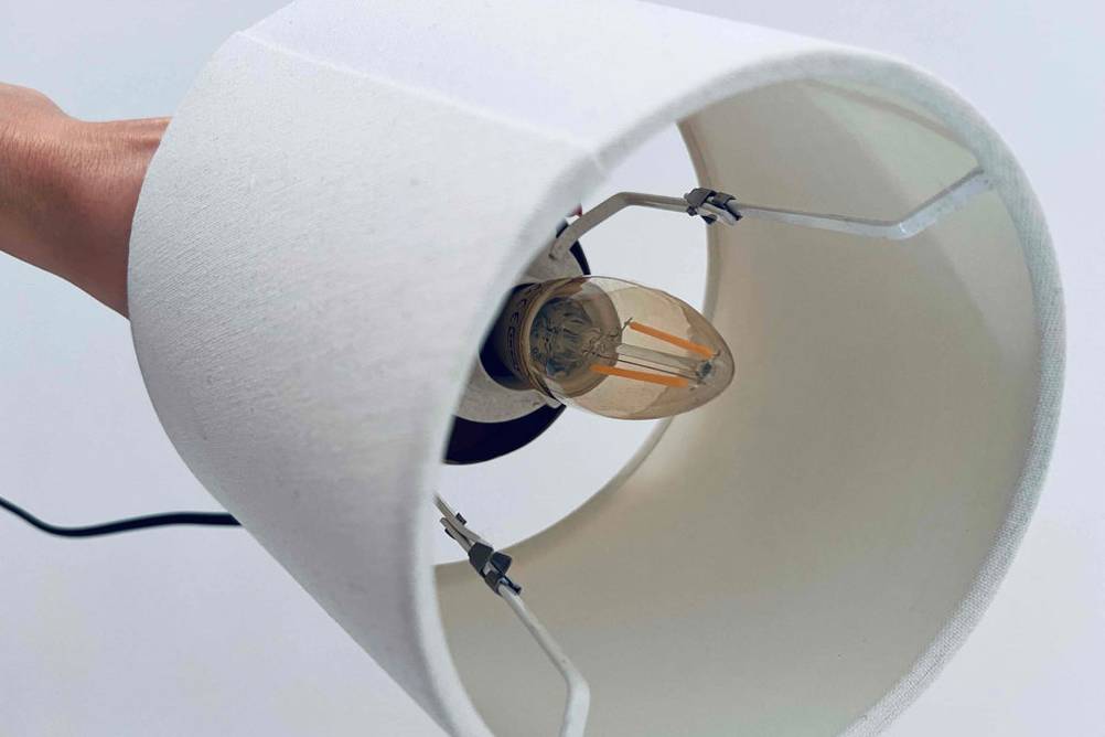 Getestete Kinder-Schreibtischlampe: Lampenschirm von oben mit eingesetztem Leuchtkörper und Stromkabel. und Lampenschirm.