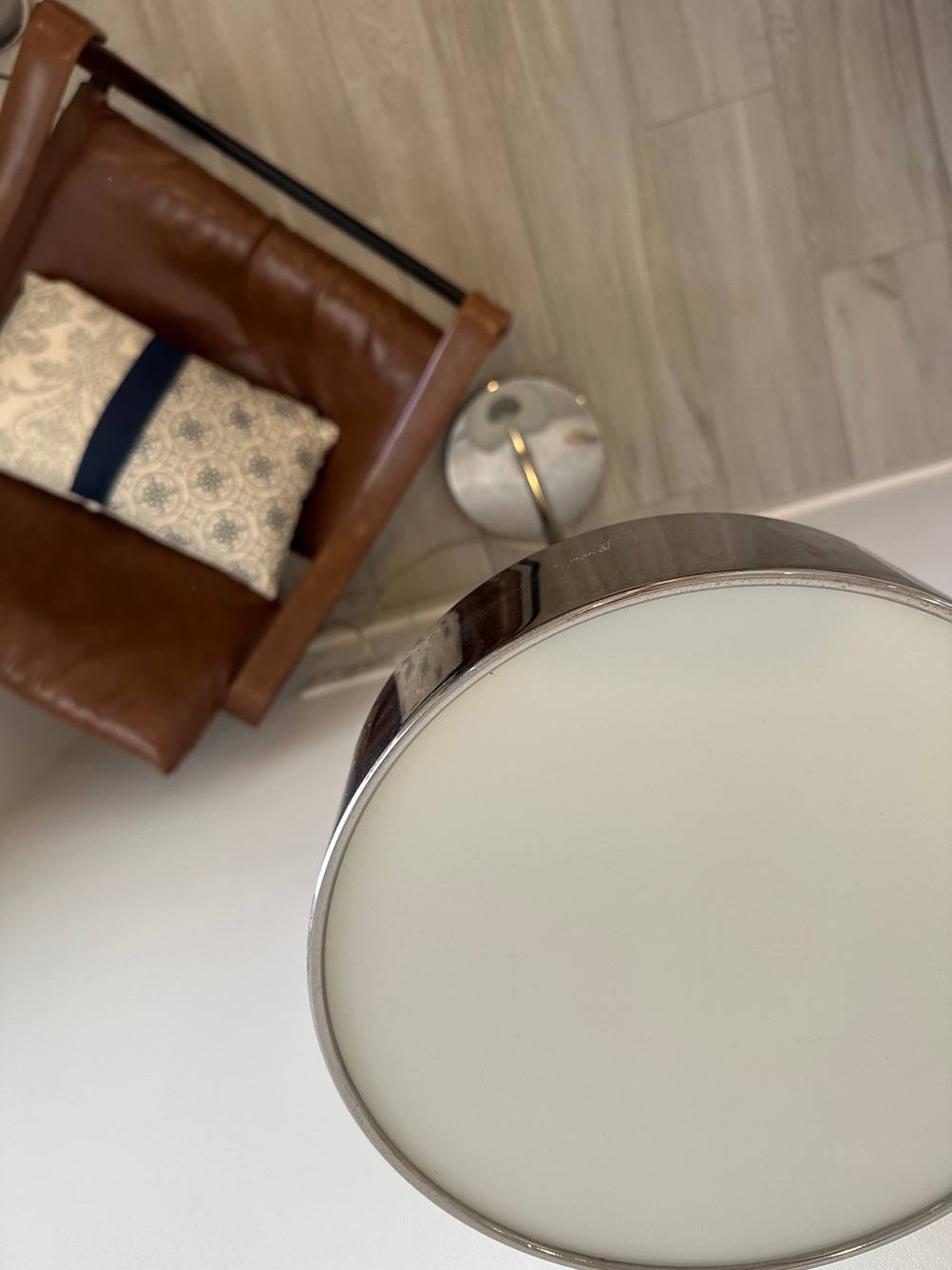 Stehlampe getestet: Eine Stehlampe von oben zu sehen.